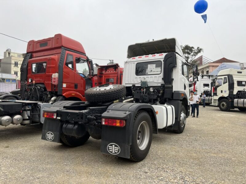 Đầu Kéo Faw 1 cầu 260 HP Nhập Khẩu