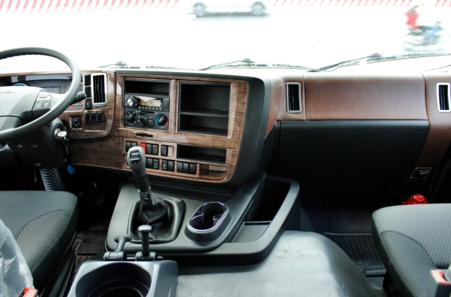 Nội thất đầu kéo Isuzu Giga